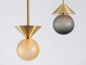 Светодиодный подвесной светильник из латуни и выдувного стекла