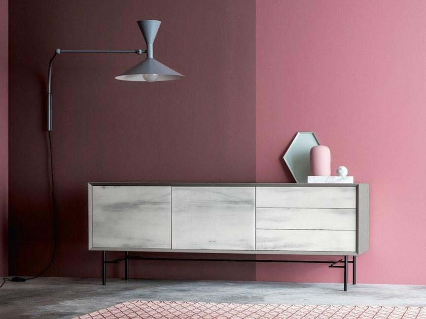 Devina Nais Комод из стекла под дерево и мрамор с распашными дверцами sun-id-1483679 - Вид №3