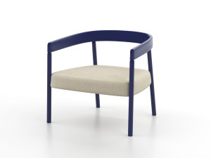 Деревянное кресло с мягким сиденьем