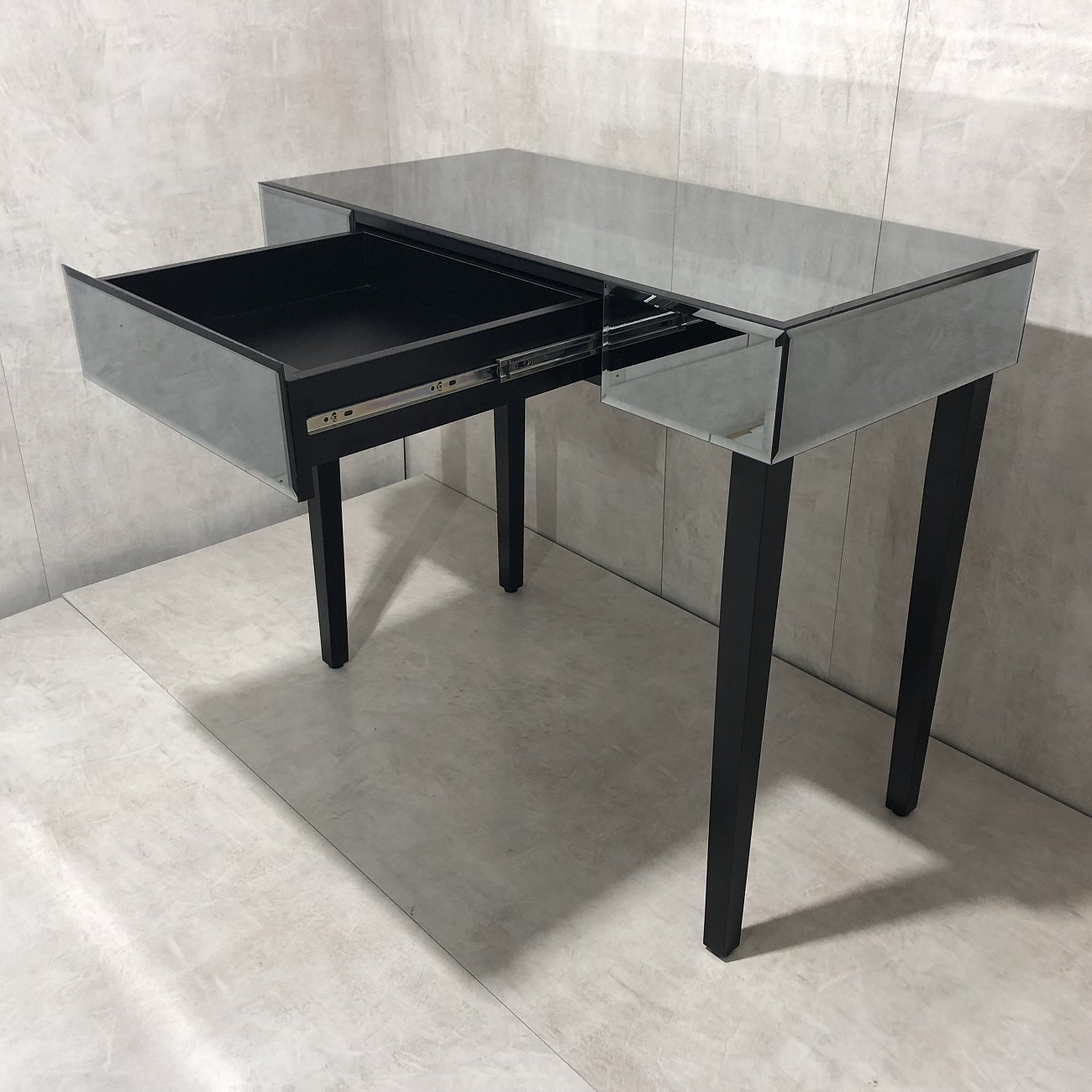 Консоль зеркальная серая с ящиком и черными ножками "Грэйс" GRAUM  304037 Зеркальный;серый  - Вид №2