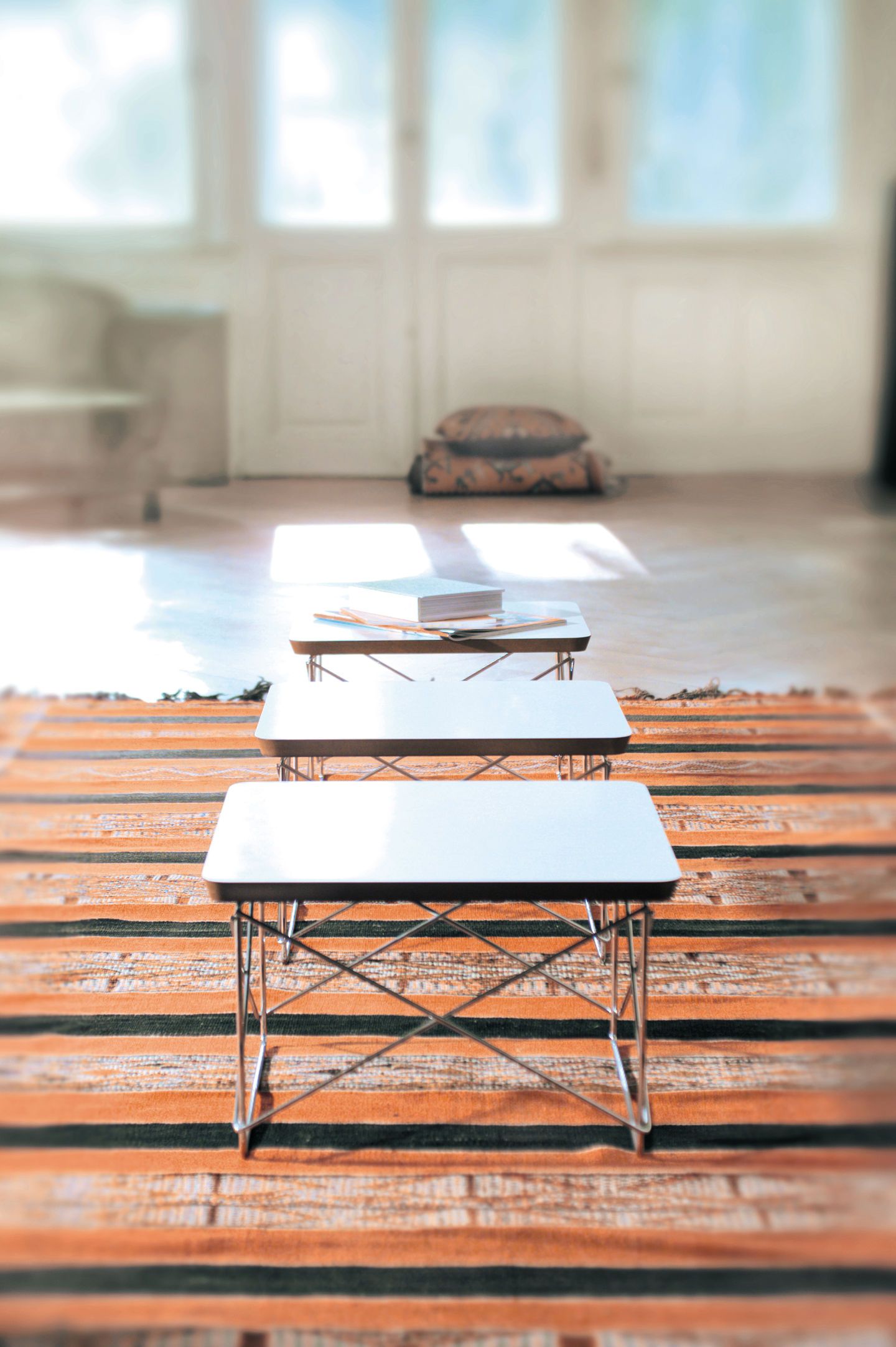 Журнальный столик с столешницей из каррарского мрамора и стальным основанием VITRA OCCASIONAL TABLE LTR ARCH-00072542 - Вид №2