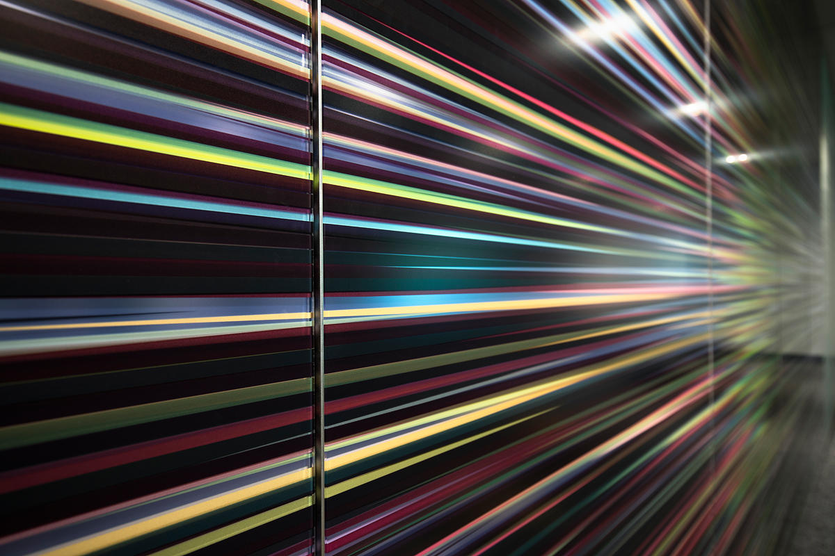 FSRT638 Система обшивки стен Levelr с панелями из вивихромного хромисового стекла в отражающей конфигурации с прослойкой индивидуального цвета и отделкой opalex, а также изготовленными на заказ выступающими ребрами черного цвета в международном аэропорту Forms-surfaces  - Вид №14