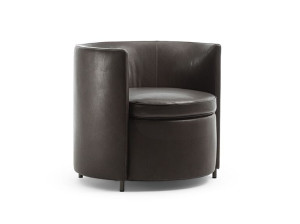 Кожаное кресло с подлокотниками