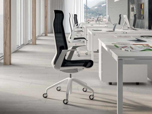 Вращающееся офисное кресло с колесами