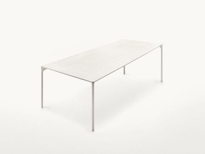 Прямоугольный стол из светлого бетона