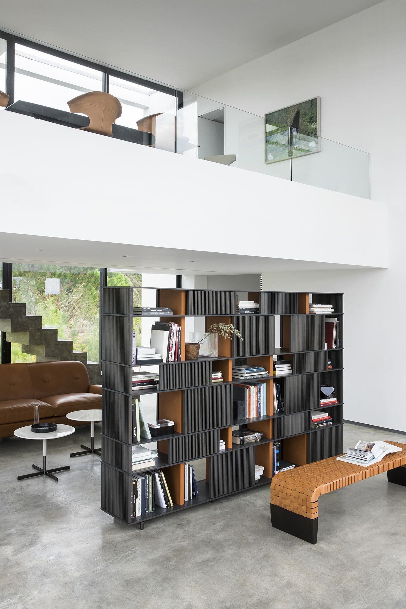 Книжный шкаф из дуба Poltrona Frau коллекция-мебель и аксессуары ARCH-00097975 - Вид №2