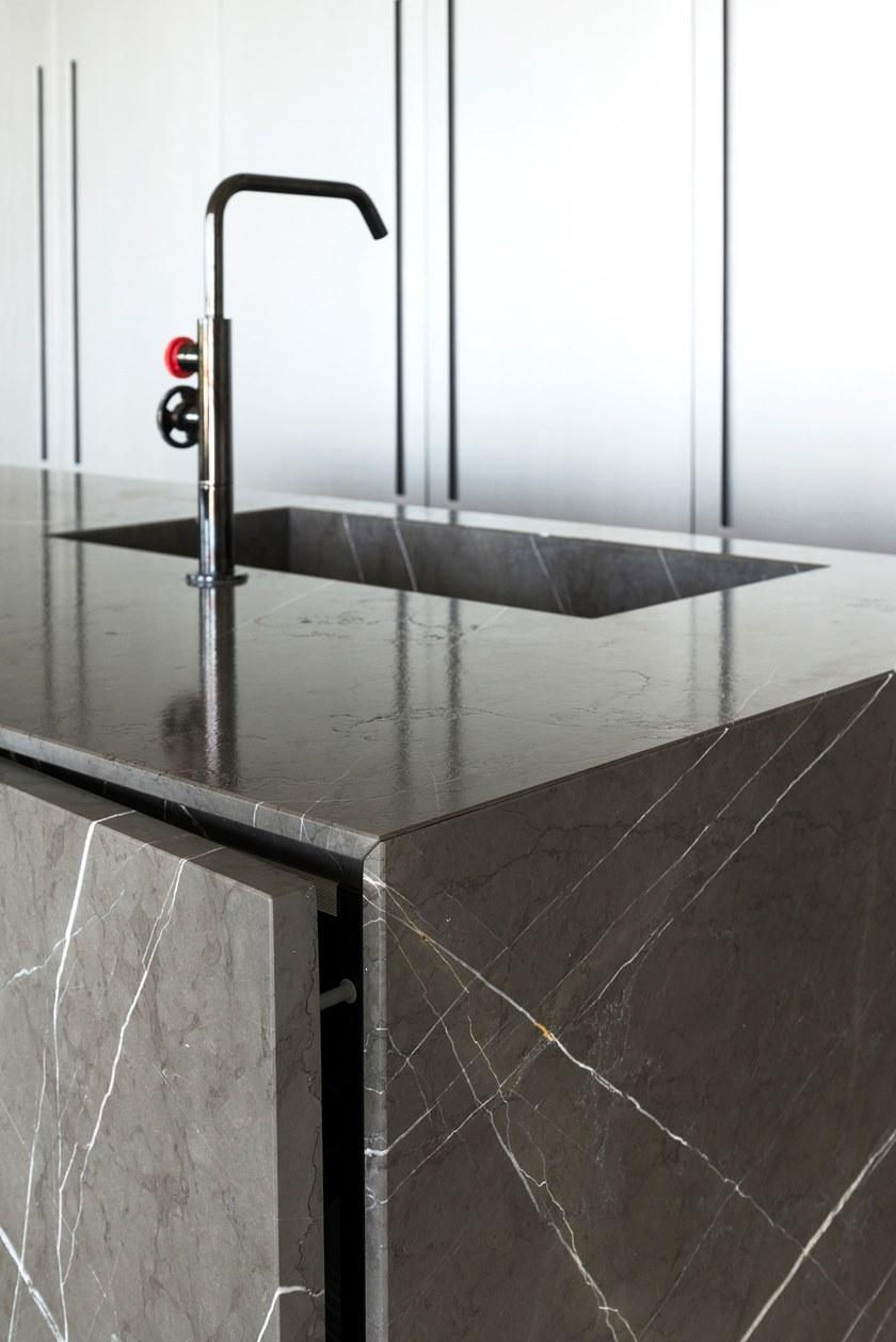 TM Italia Cucine Кухня с островом и системой коринфских каменных стен D90 sun-id-1462370 - Вид №10