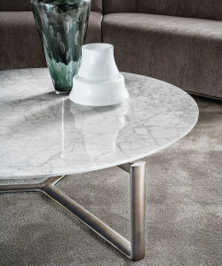 Мраморный круглый низкий журнальный столик с металлическим каркасом