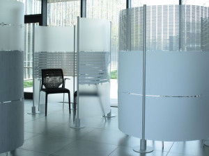 Отдельно стоящая офисная перегородка из алюминия и ПВХ