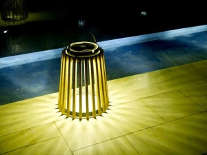 Unopiù Фонарь из тикового дерева на солнечных батареях Solare