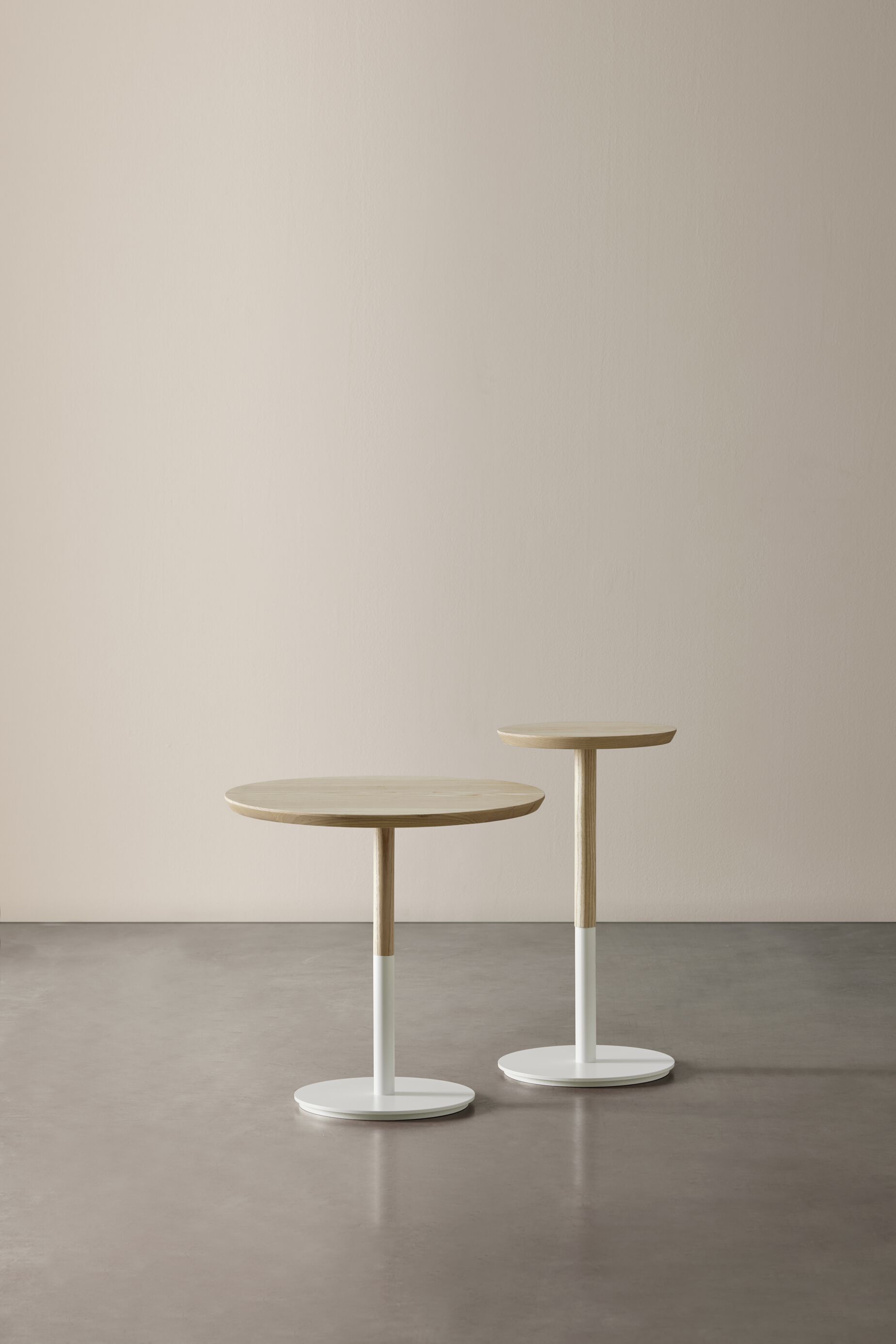 Высокий круглый журнальный столик из ясеня Blasco&Vila Row ARCH-00053708 - Вид №3