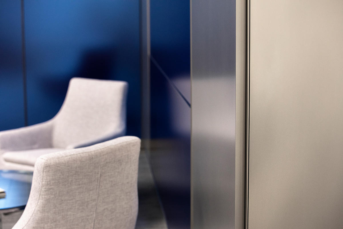 FSRT641 Система обшивки стен Levelr с панелями из стекла vivispectra vektr с индивидуальной прослойкой, показанной в конфигурации Reflective с отделкой pearlex + и открывающими ребрами из нержавеющей стали Forms-surfaces  - Вид №25