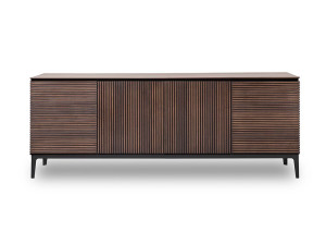 Деревянный шкаф с распашными дверями