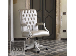 Вращающееся офисное кресло с колесами