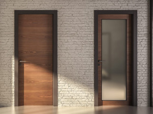 Распашная дверь из лиственницы