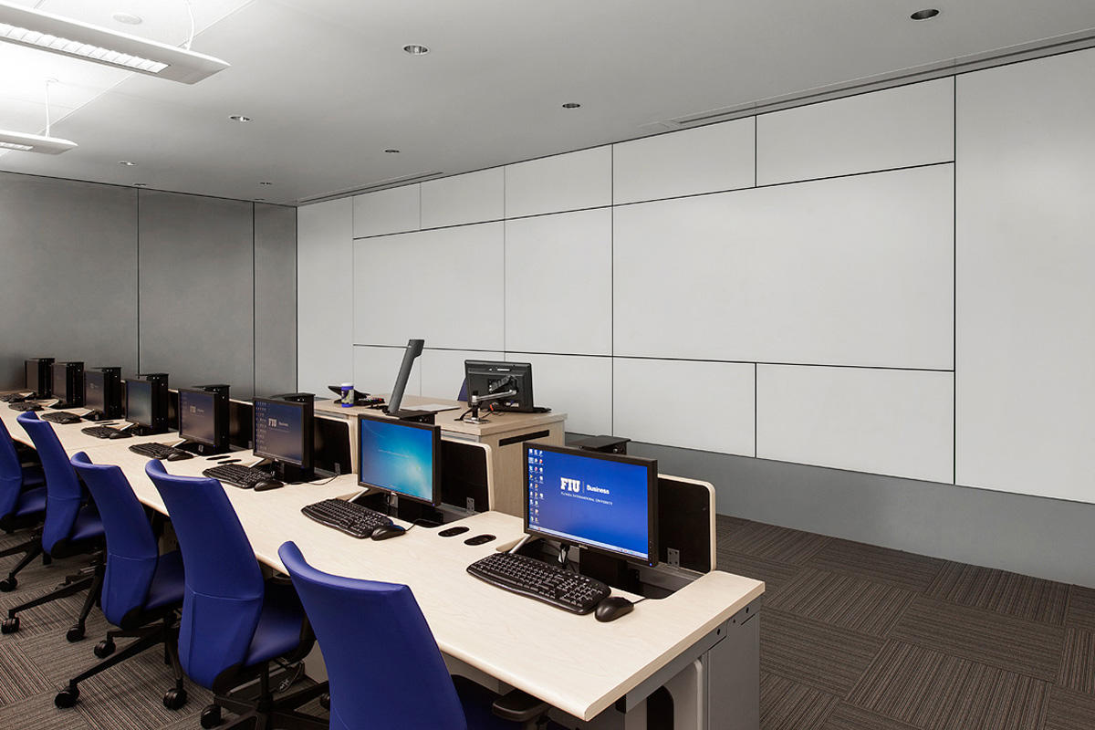 FSRT655 Система облицовки стен Levele флоат-панелями; нижние вставки из нержавеющей стали с отделкой из песчаника и оттиском по далласскому образцу; верхние вставки из окрашенного алюминия на заказ в поезд феникс скай, международный аэропорт феникс скай-г Forms-surfaces  - Вид №13