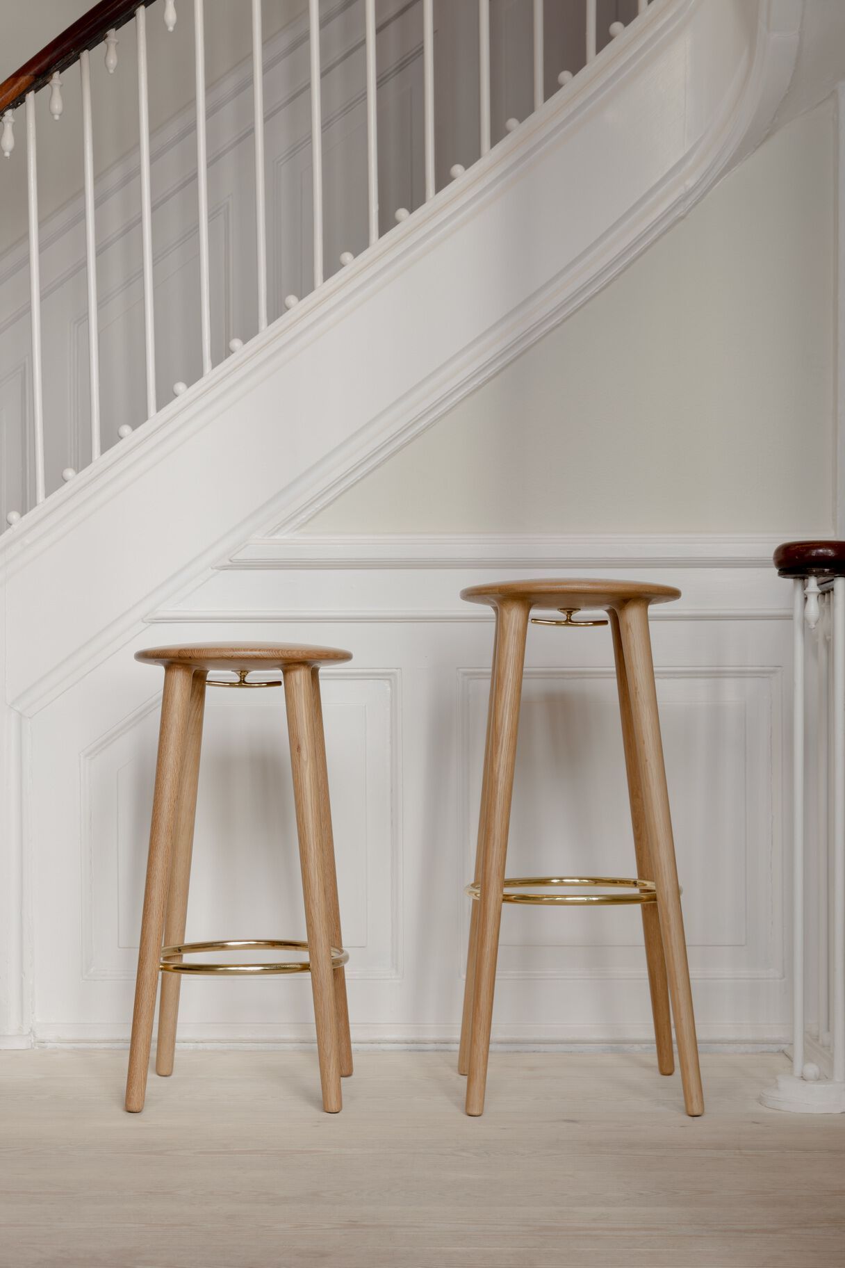 Высокий дубовый барный стул с подставкой для ног UMAGE светская львица ARCH-00042910 - Вид №7