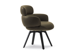 Кожаный стул с подлокотниками