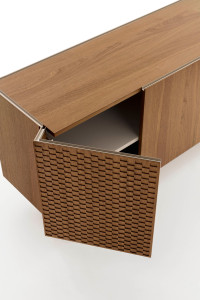 Деревянный шкаф с распашными дверями