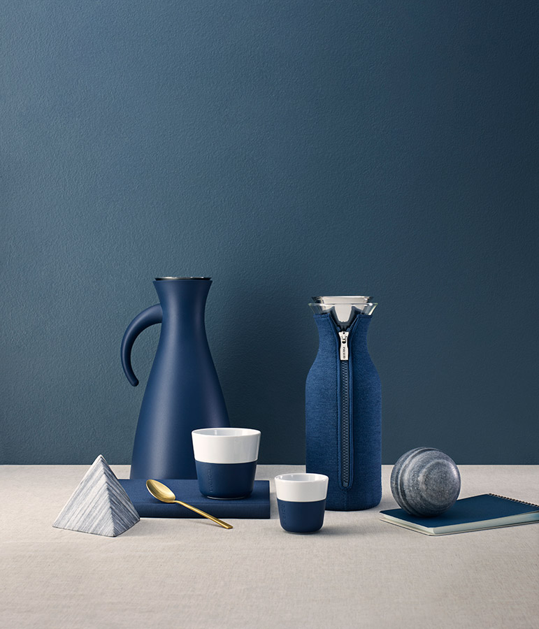 567976 Графин fridge в неопреновом текстурном чехле, 1 л, темно-синий Eva Solo  - Вид №1