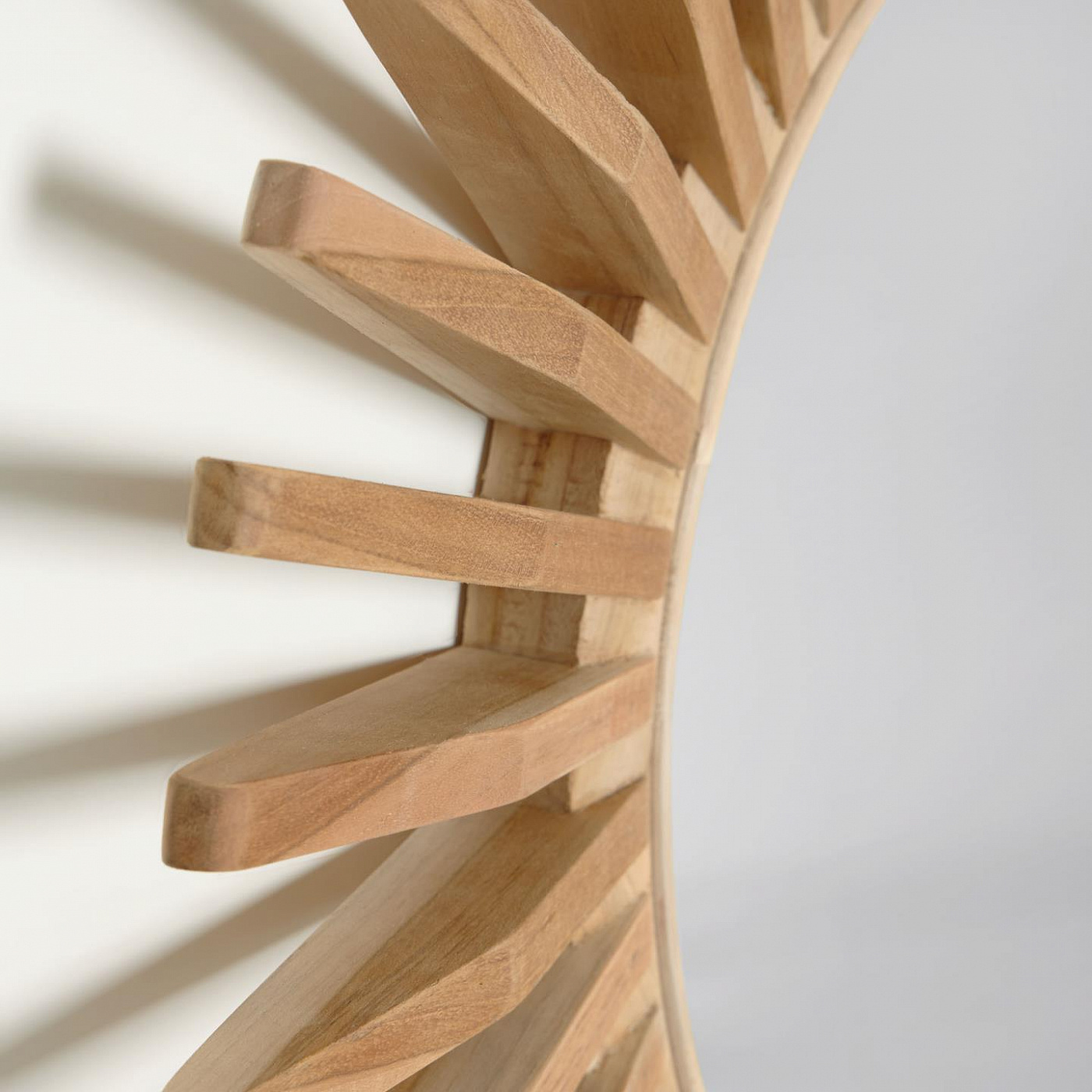 101068 Круглое зеркало из массива тика 80 см La Forma Ena