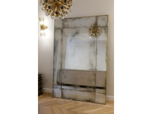 Настенное зеркало в рамке