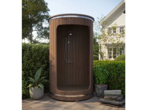 Деревянный душ на открытом воздухе