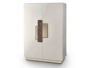 Шкаф с распашными дверцами со встроенным освещением