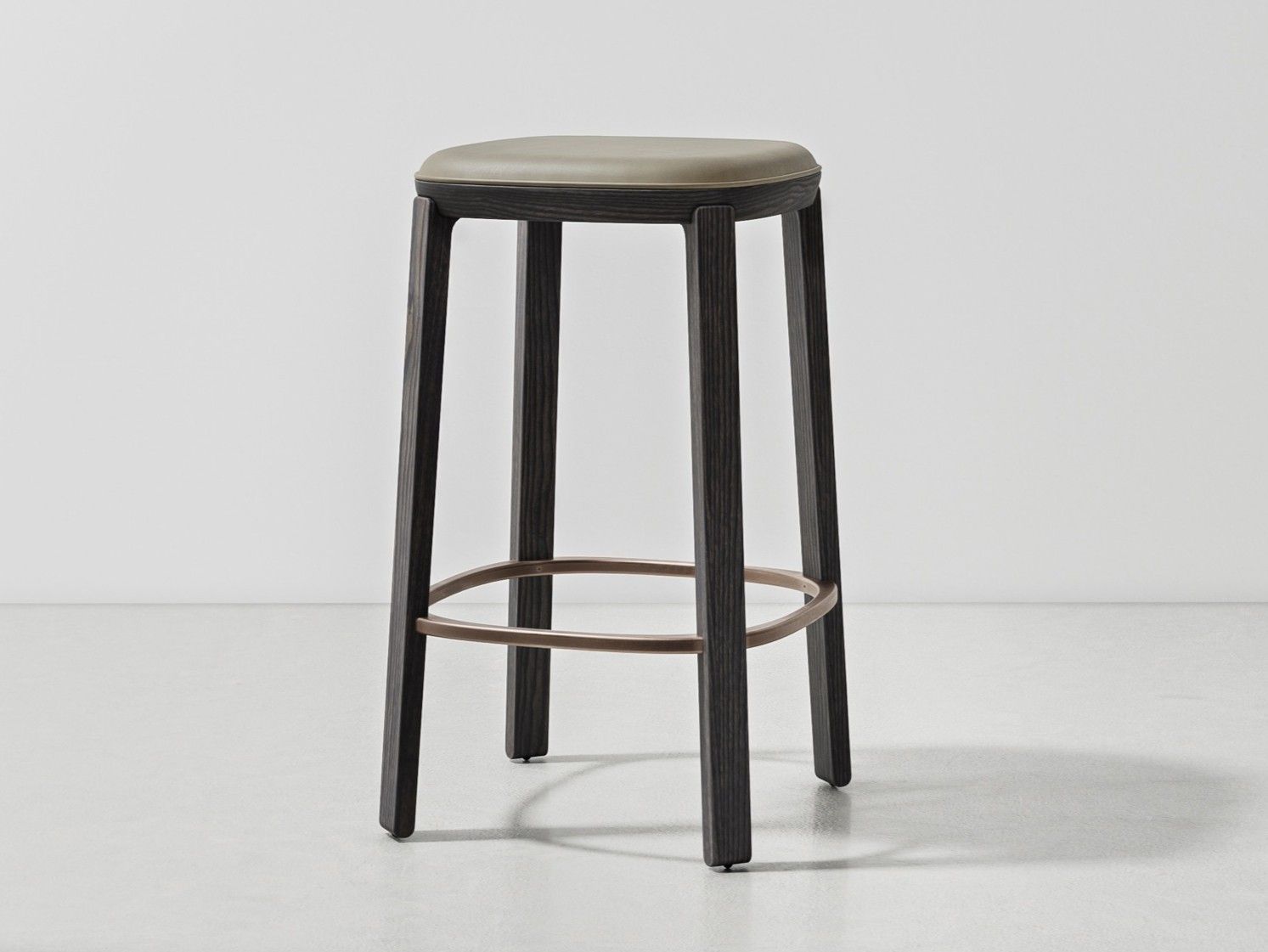 Высокий стул из ясеня с мягким сиденьем District Eight Collette ARCH-00022885 - Вид №1