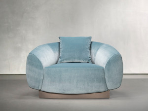 Бархатное кресло с подлокотниками