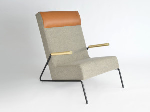 Тканевое кресло с подлокотниками