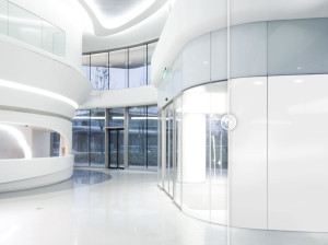 Изогнутая стеклянная стена с контролем конфиденциальности