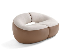 Тканевое кресло с подлокотниками и кожей