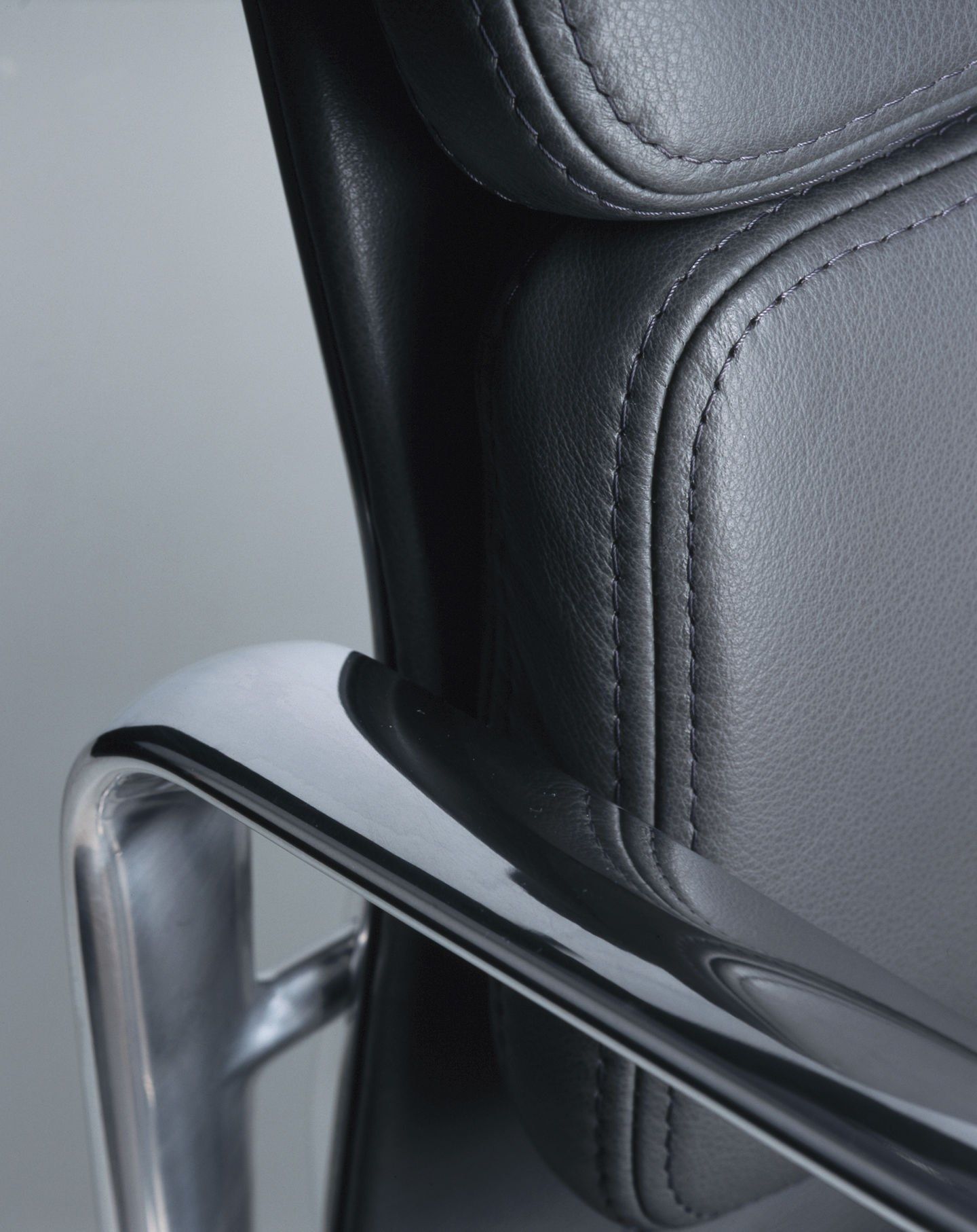 Кожаный стул с подлокотниками VITRA Eames Soft Pad Group ARCH-00088842 - Вид №24