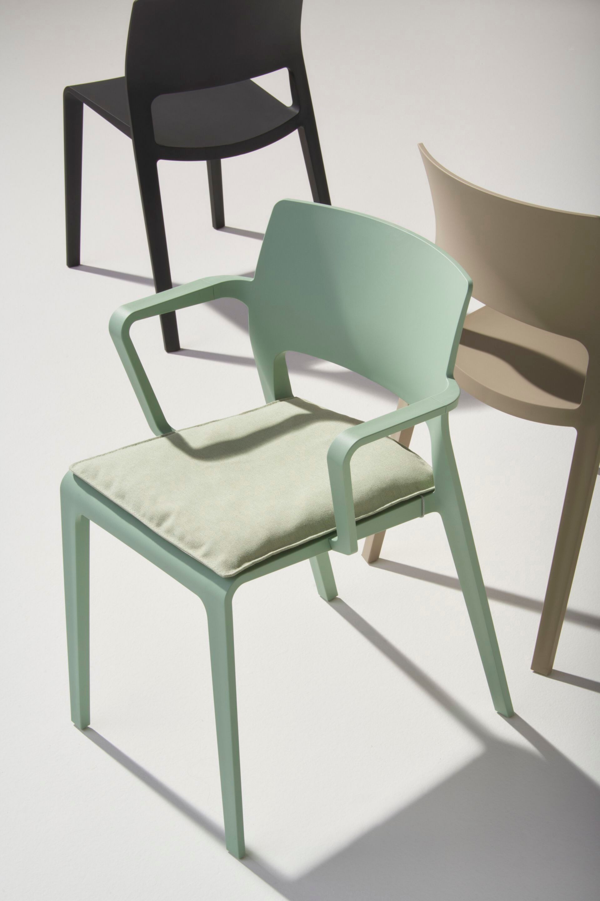 Стул из полипропилена с подлокотниками и встроенной подушкой Arper Juno 02 ARCH-00012354 - Вид №5