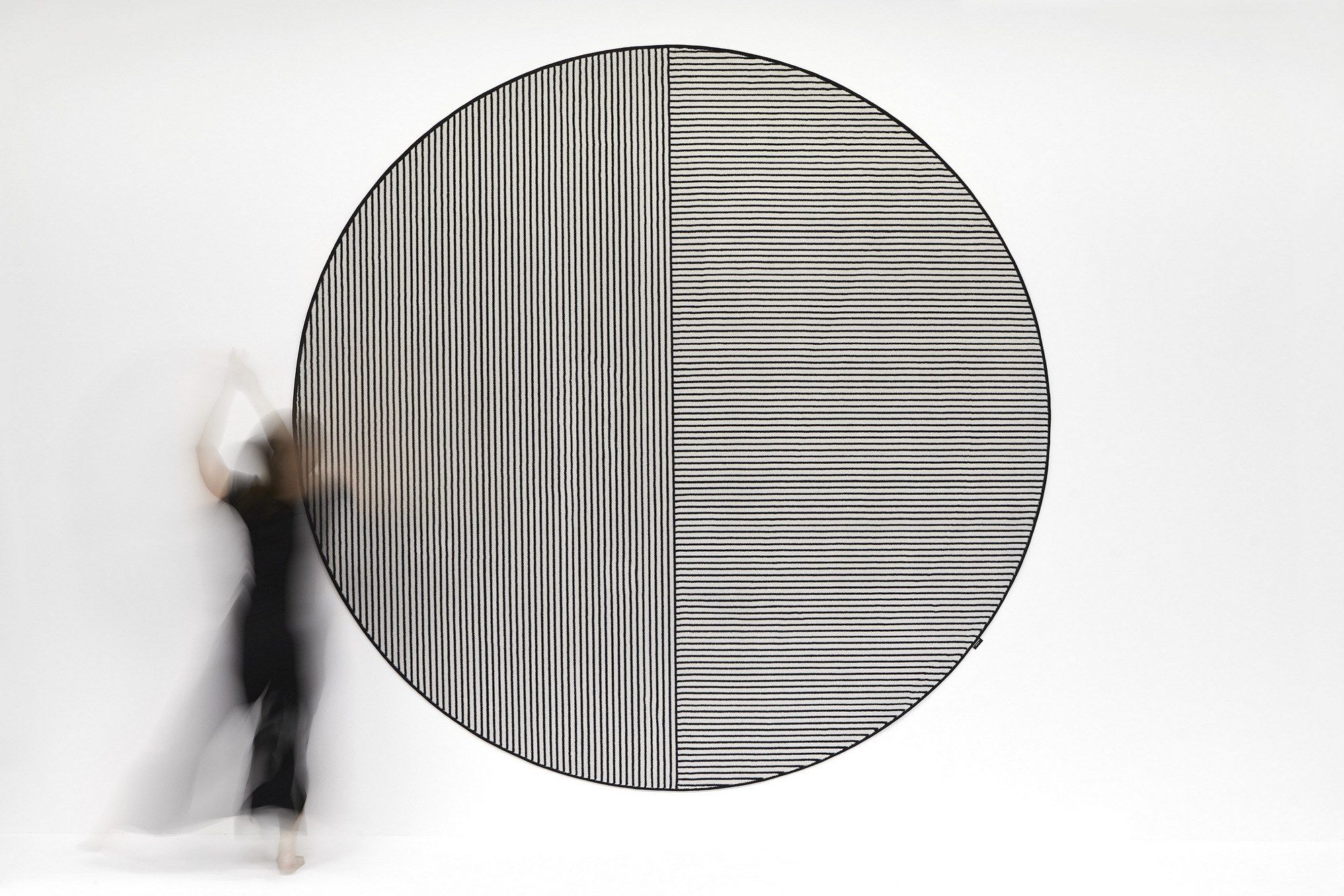 Полосатый бархатный круглый ковер Antoniolupi Tramato ARCH-00134937 - Вид №1