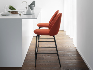 Высокий мягкий стул