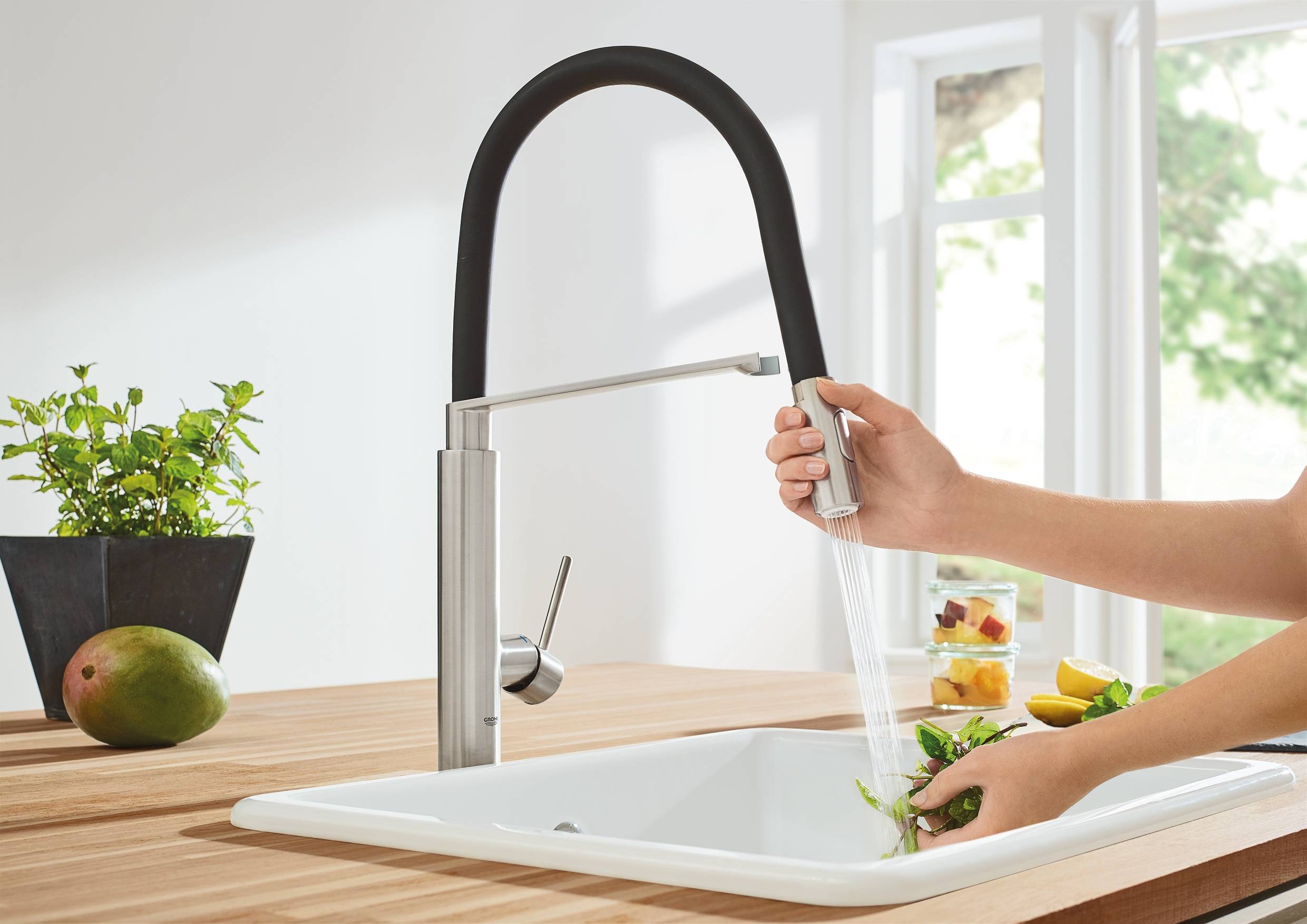 Смеситель для кухни GROHE Concetto с профессиональной лейкой, суперсталь/черный (31491DC0) - Вид №3