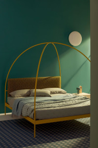 Двуспальная кровать из кованого железа с мягким изголовьем