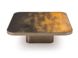 Деревянный низкий журнальный столик со стеклянной столешницей