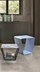 Низкий стальной журнальный столик