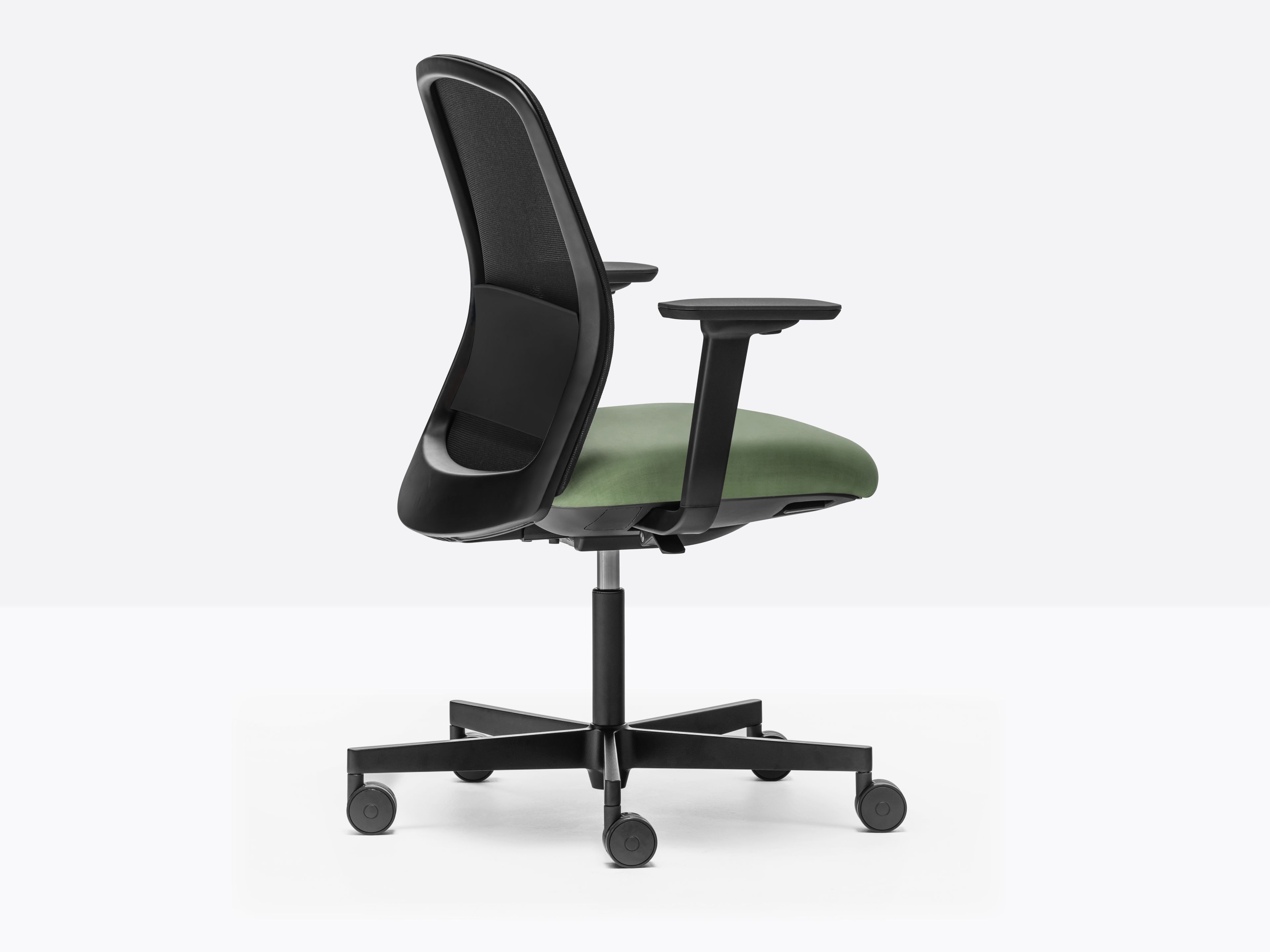 Поворотный сетчатый офисный стул с подлокотниками 5 спиц Pedrali Polar ARCH-00147395 - Вид №3