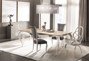 Железный стул с высокой спинкой