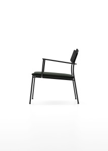 Деревянное кресло с мягким сиденьем