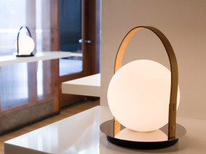 Перезаряжаемая светодиодная настольная лампа с диммером