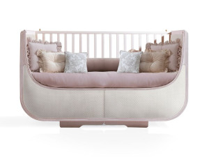 Деревянная и кожаная кроватка