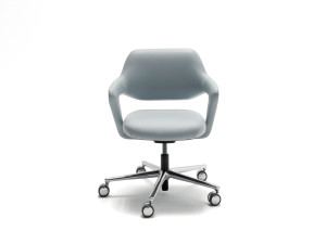 5-спицевое кожаное офисное кресло с низкой спинкой и колесами