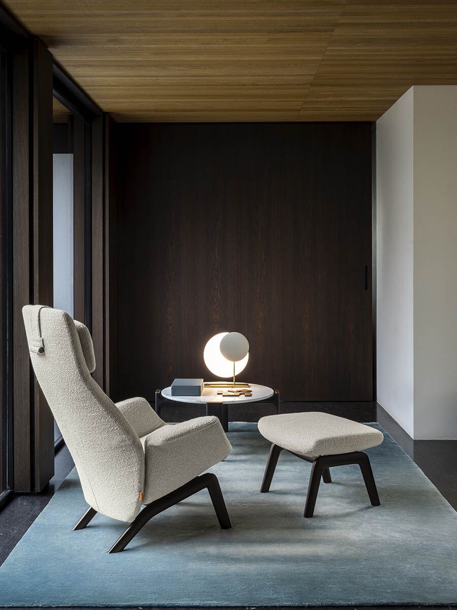 Латунная настольная лампа с кожаными деталями Poltrona Frau MOONBEAM ARCH-00010084 - Вид №1