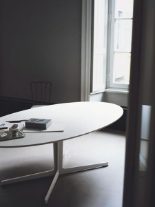 Овальный стол