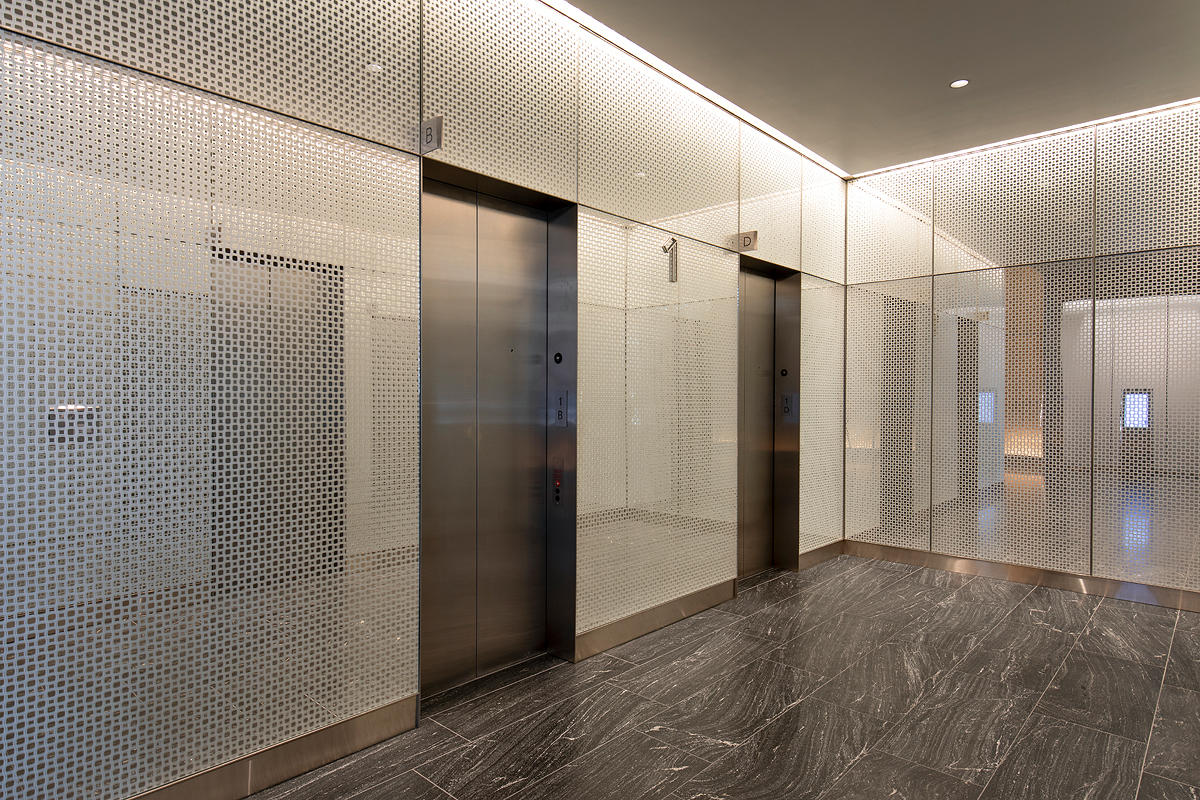 FSRT654 Деталь выравнивающей системы облицовки стен с панелями из вивихромного хромового стекла с промежуточным слоем индивидуального цвета, показанная в конфигурации отражения с отделкой pearlex +, нержавеющая сталь с отделкой каймой и внешний открытый у Forms-surfaces  - Вид №1